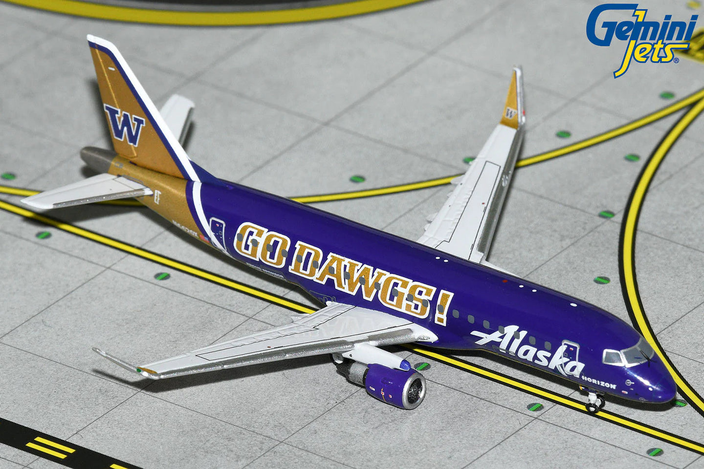 GEMINI JETS E175LR ALASKA AIRLINES/HORIZON AIR "UNIV OF WASHINGTON GO DAWGS" REG: N662QX