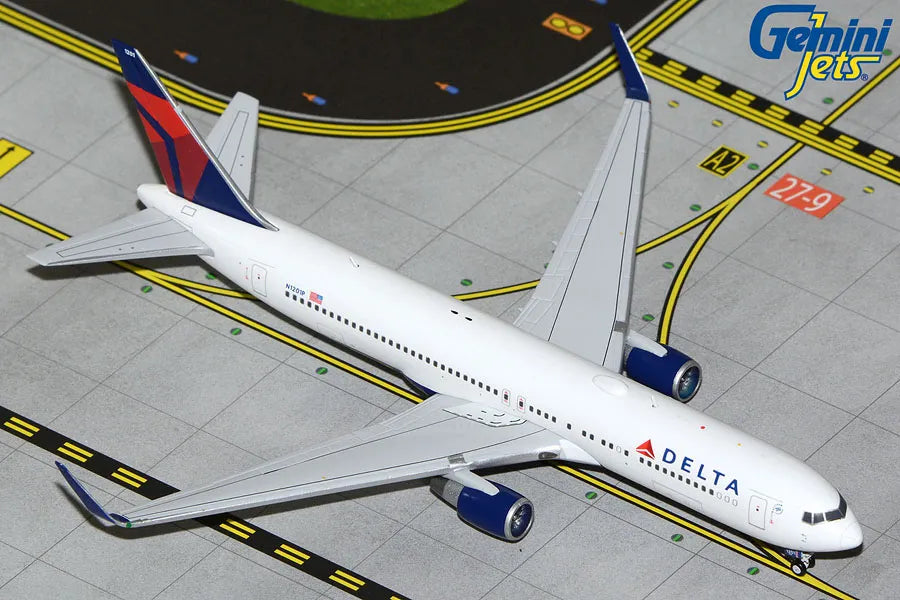 GEMINI JETS B767-300ER DELTA AIR LINES REG: N1201P