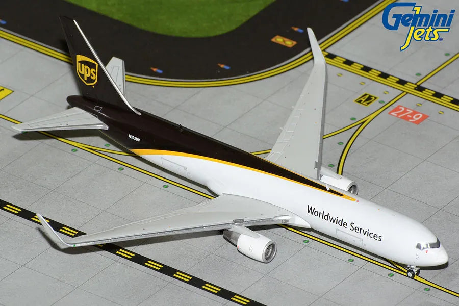 GEMINI JETS B767-300ERF UPS REG: N323UP WITH STAND
