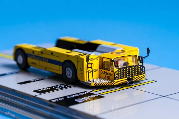 JC WINGS LUFTHANSA LEOS TOWBARLESS PUSHBACK TRACTOR "GOLDHOFER"