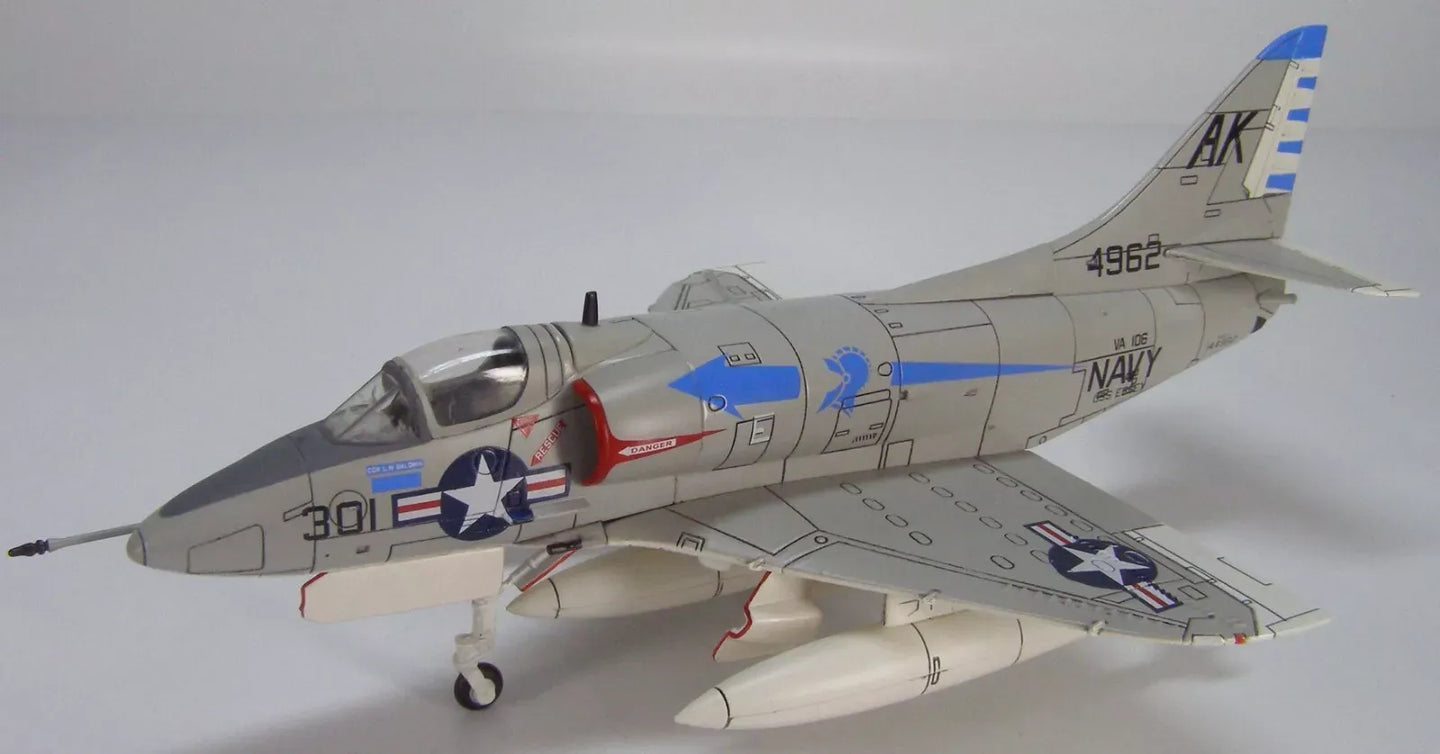 HOBBY MASTER  A-4B SKYHAWK US NAVY VA-106 GLADIATORS AK301 USS ESSEX