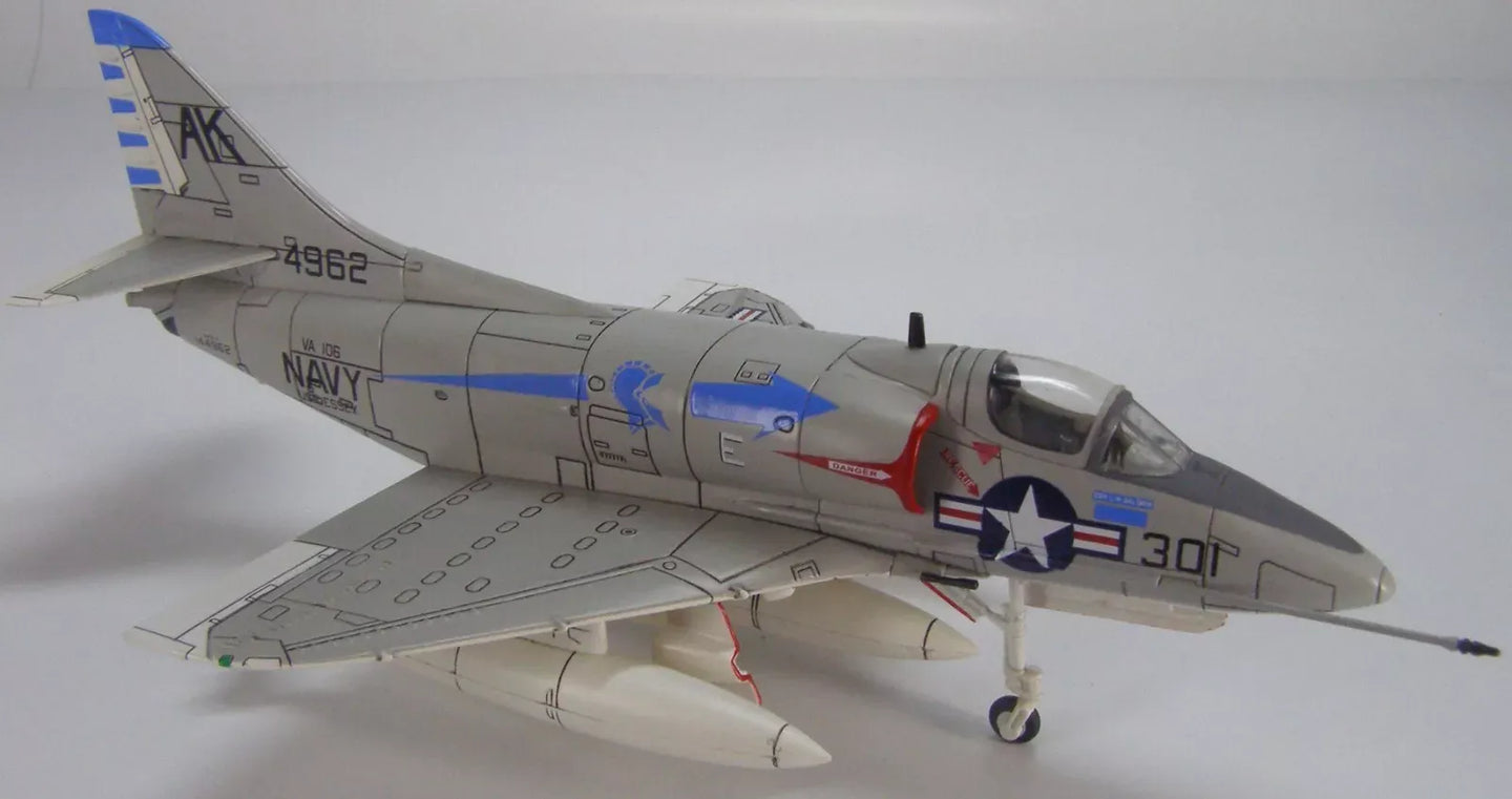 HOBBY MASTER  A-4B SKYHAWK US NAVY VA-106 GLADIATORS AK301 USS ESSEX