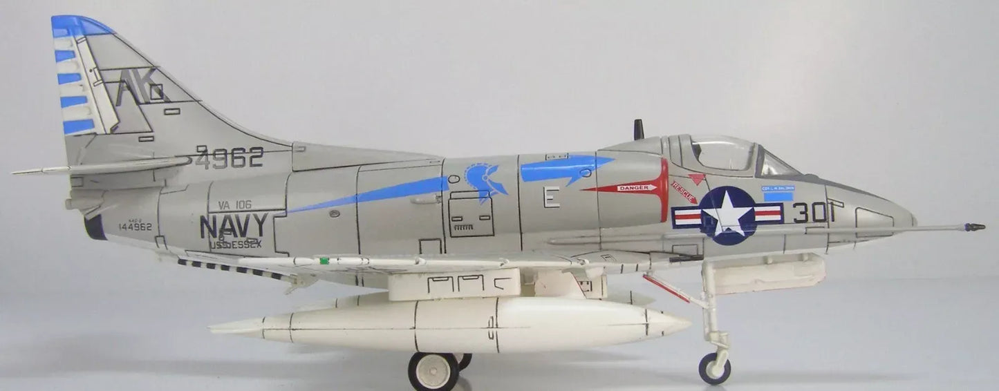 HOBBY MASTER  A-4B SKYHAWK US NAVY VA-106 GLADIATORS AK301 USS ESSEX