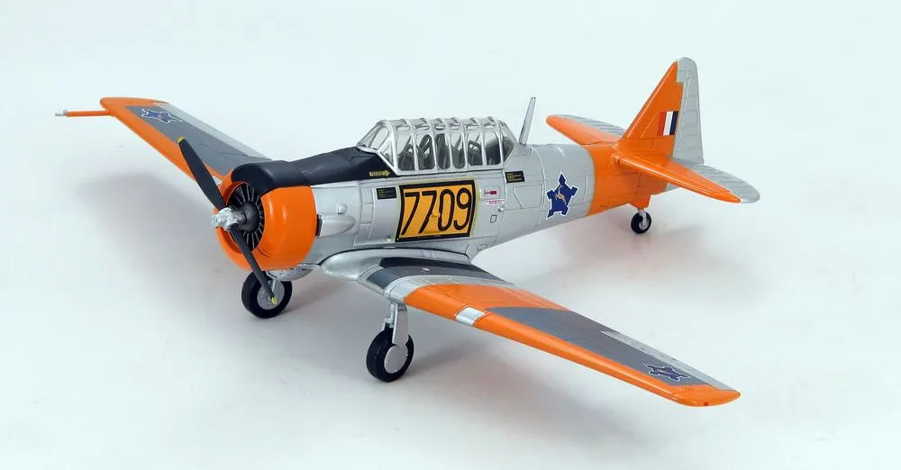 HOBBY MASTER AT-6 HARVARD SOUTH AFRICAN AIR FORCE FLYING SCHOOL 1980