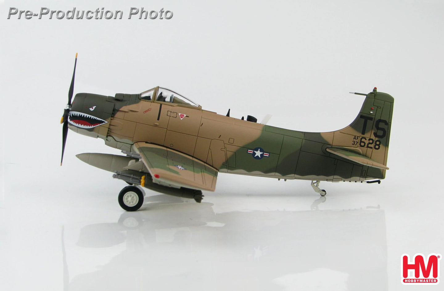 HOBBY MASTER A-1H SKYRAIDER USAF No.53-137628