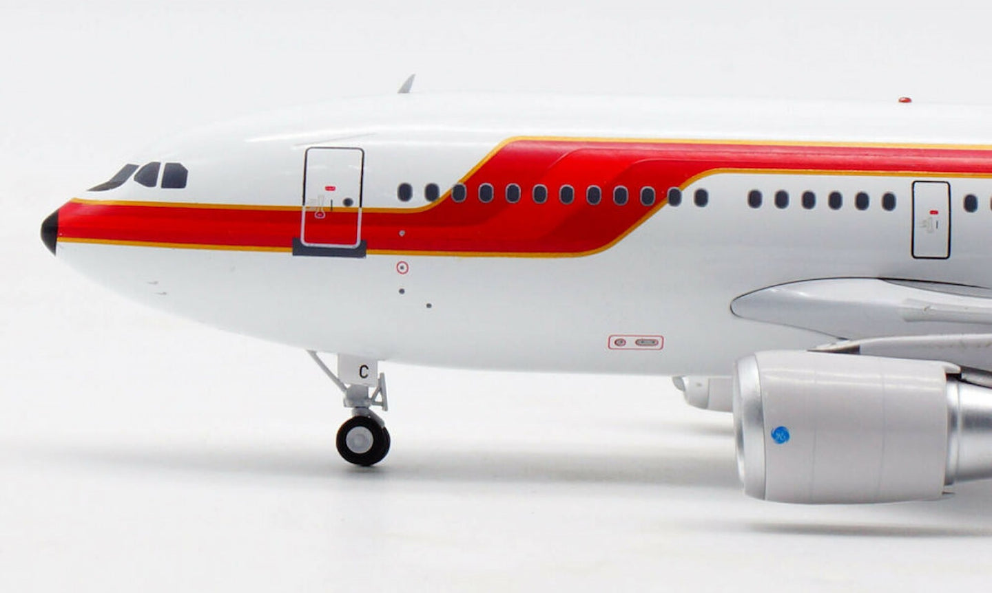 INFLIGHT 200 A310-204 THAI AIRWAYS REG: HS-TIC