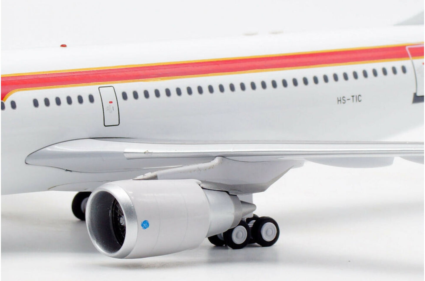 INFLIGHT 200 A310-204 THAI AIRWAYS REG: HS-TIC