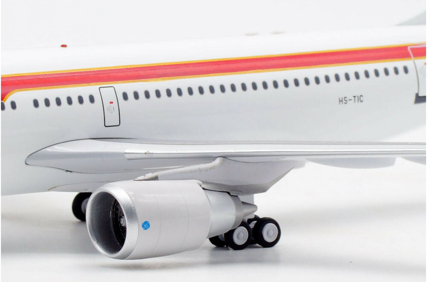 INFLIGHT 200 A310-204 THAI AIRWAYS REG: HS-TIC