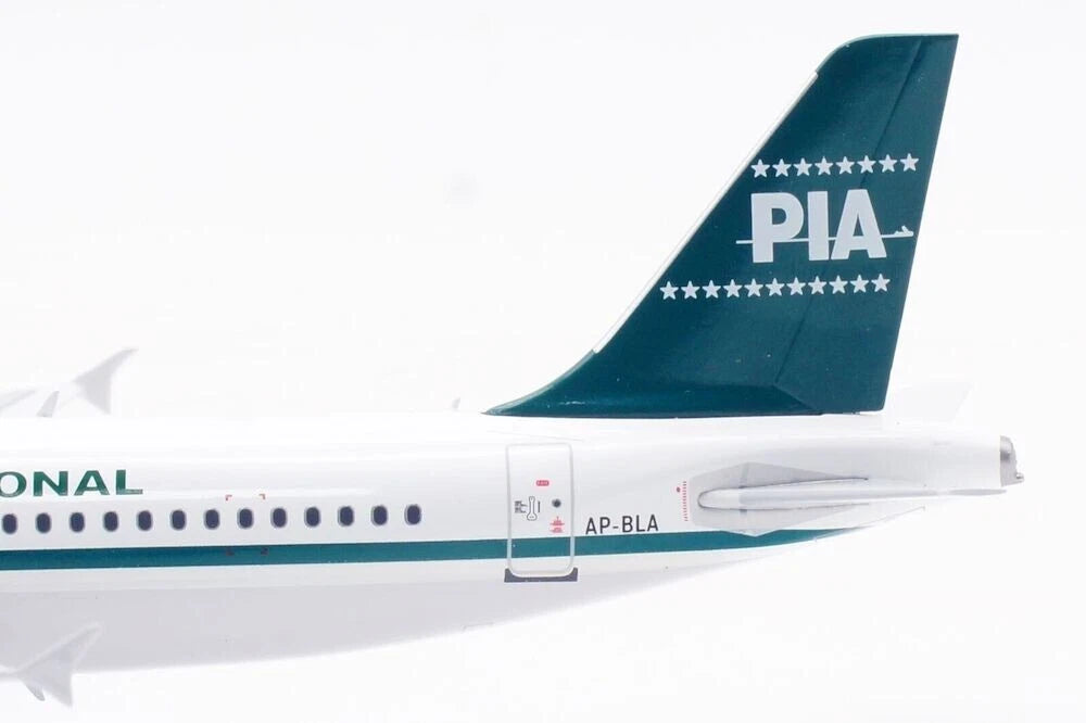 INFLIGHT 200 IA320-214 PAKISTAN INTERNATIONAL AIRLINES (PIA) REG: AP-BLA