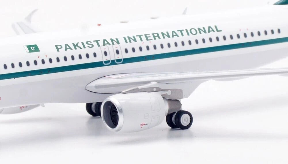 INFLIGHT 200 IA320-214 PAKISTAN INTERNATIONAL AIRLINES (PIA) REG: AP-BLA