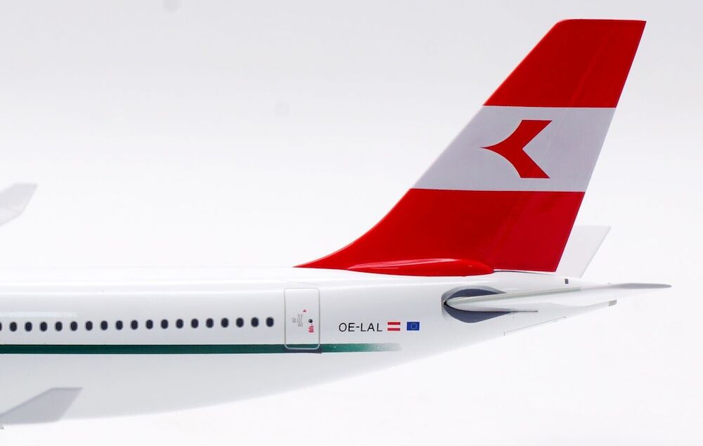 INFLIGHT 200 A340-313 AUSTRIAN AIRLINES REG: OE-LAL