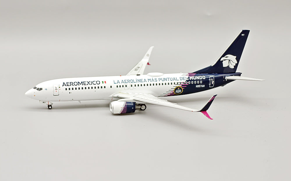 INFLIGHT 200 B737-852 AEROMEXICO REG: N957AM