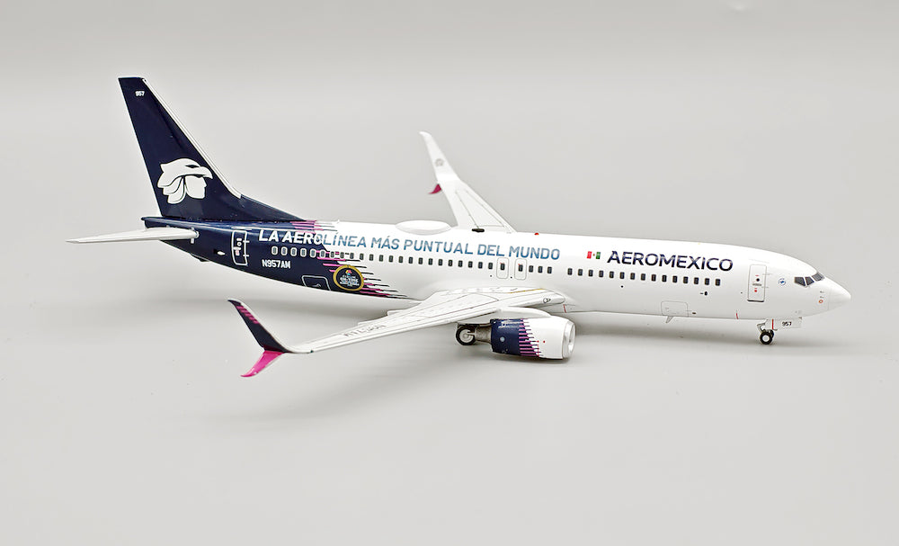 INFLIGHT 200 B737-852 AEROMEXICO REG: N957AM