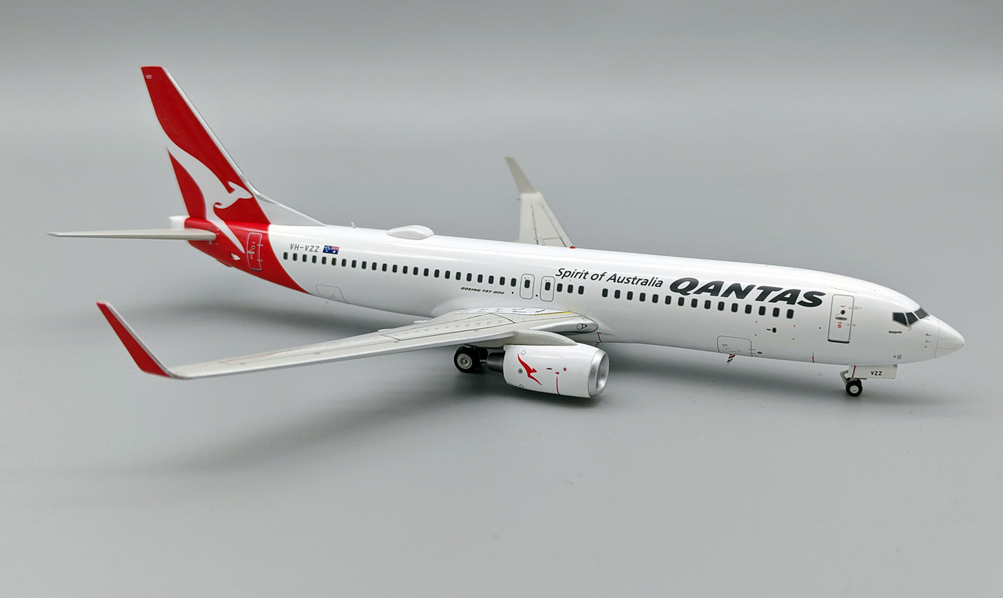 INFLIGHT 200 B737-838 QANTAS REG: VH-VZZ