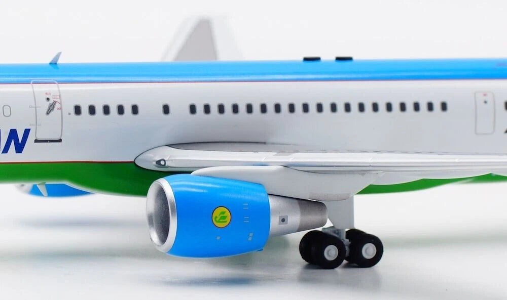 INFLIGHT 200 B757-23P UZBEKISTAN AIRWAYS REG: UK75701