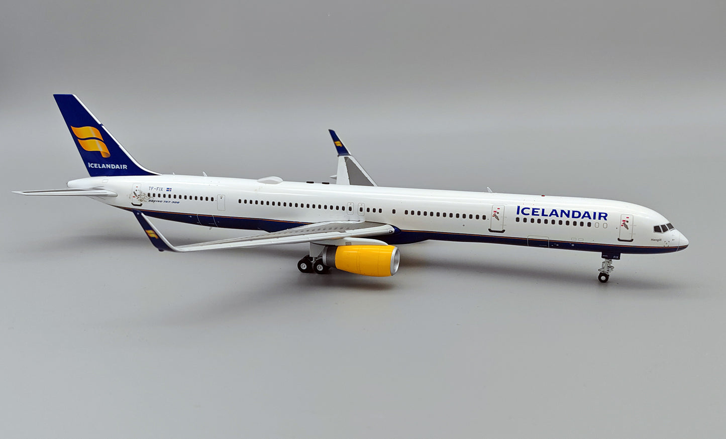 INFLIGHT 200 B757-308 ICELANDAIR REG: TF-FIX