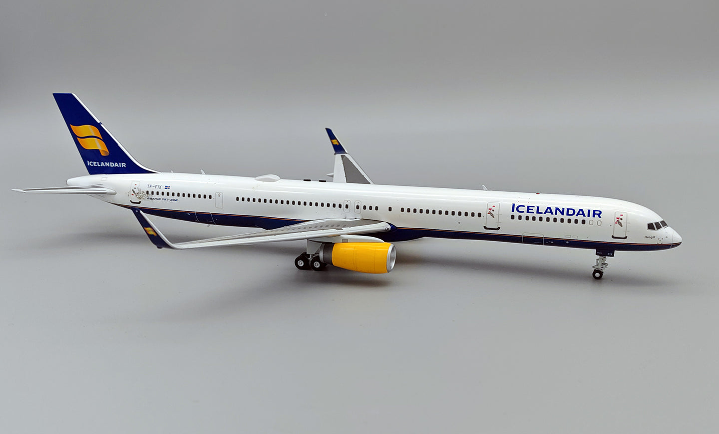 INFLIGHT 200 B757-308 ICELANDAIR REG: TF-FIX