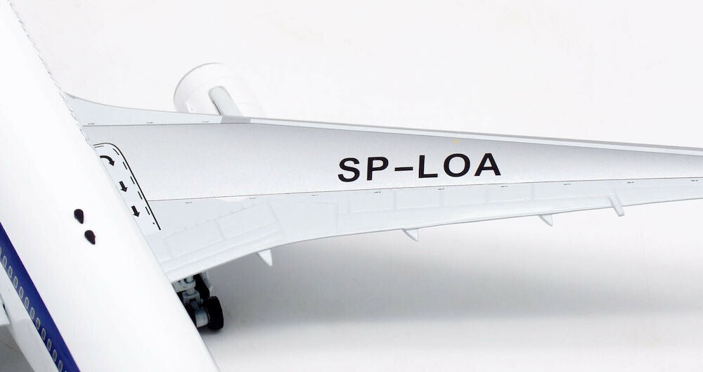 INFLIGHT 200 B 767 LOT POLISH AIRLINES REG: SP-LOA WITH STAND