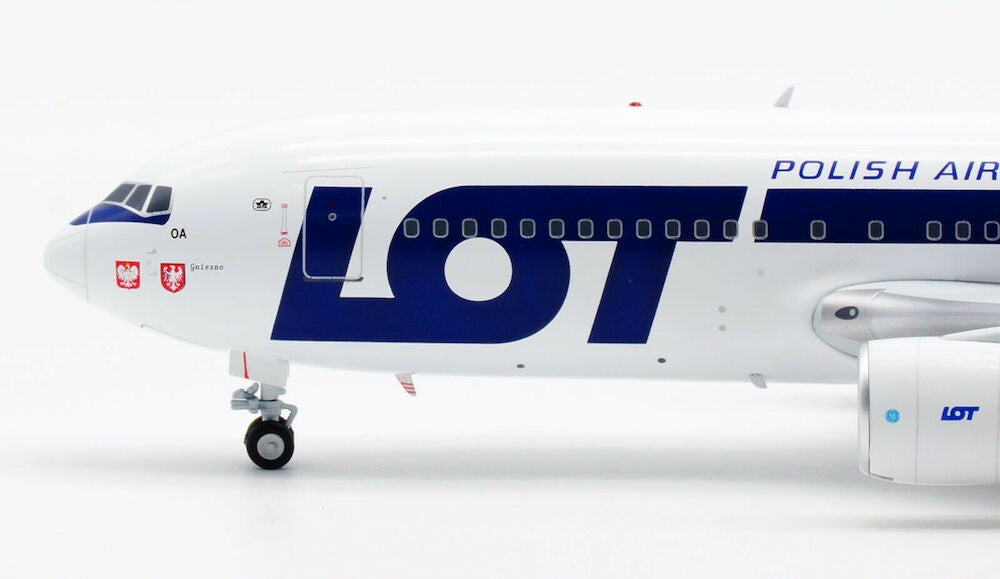 INFLIGHT 200 B 767 LOT POLISH AIRLINES REG: SP-LOA WITH STAND