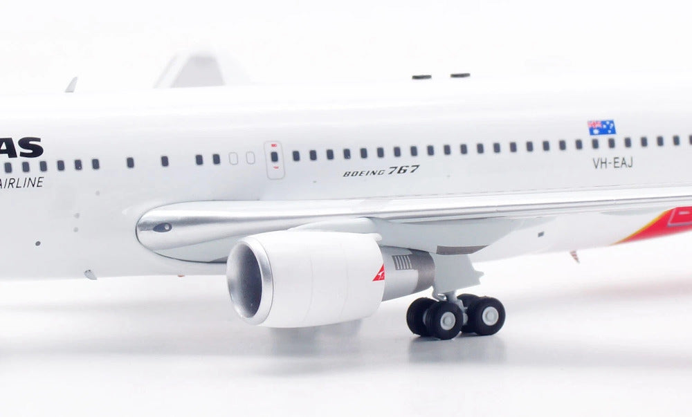 INFLIGHT 200 B767-238/ER QANTAS REG: VH-EAJ