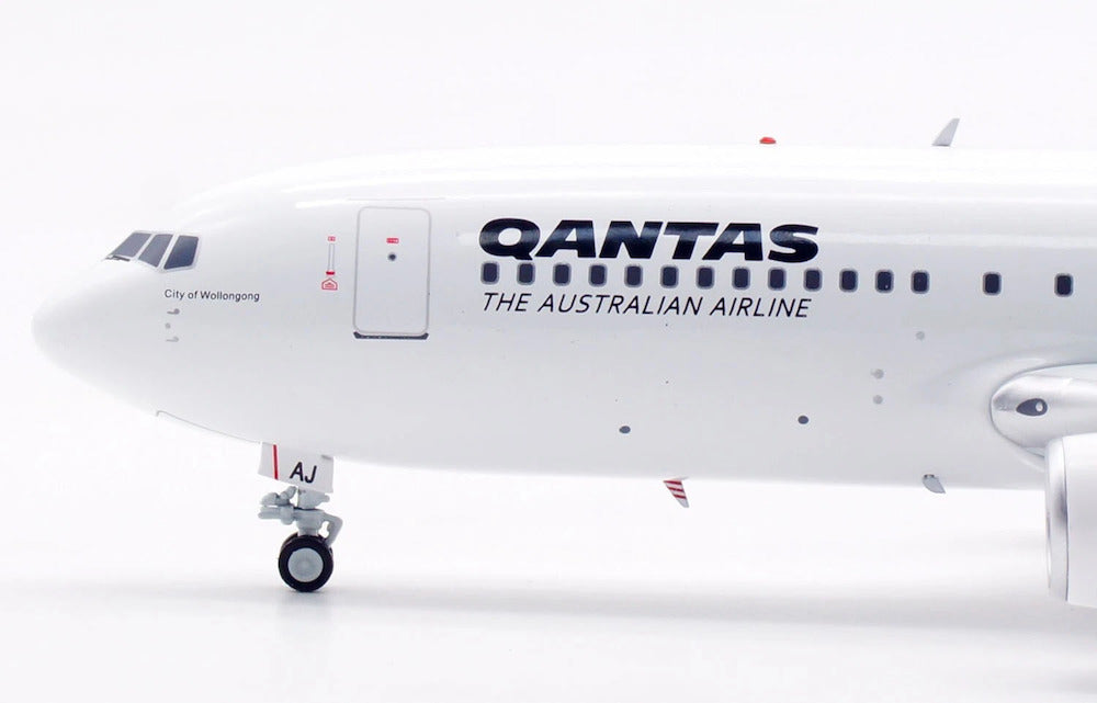 INFLIGHT 200 B767-238/ER QANTAS REG: VH-EAJ