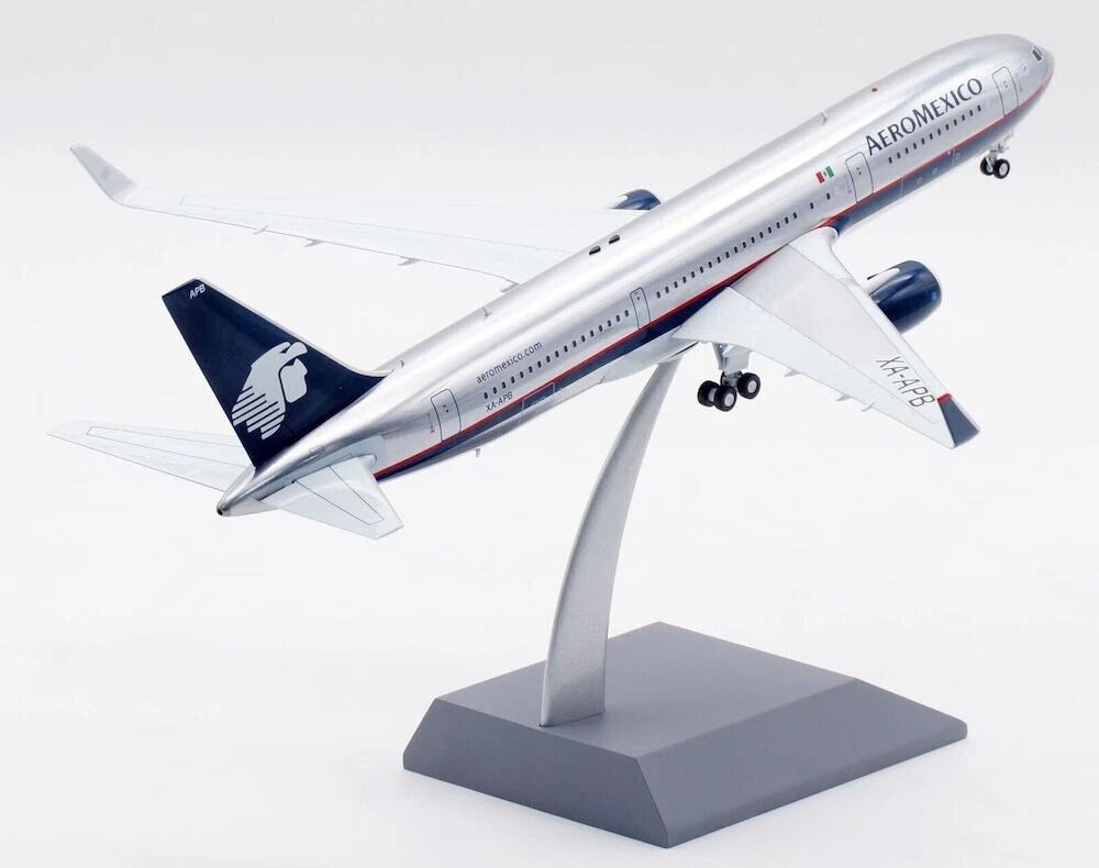 INFLIGHT 200 B767-3Q8/ER AEROMEXICO REG: XA-APB