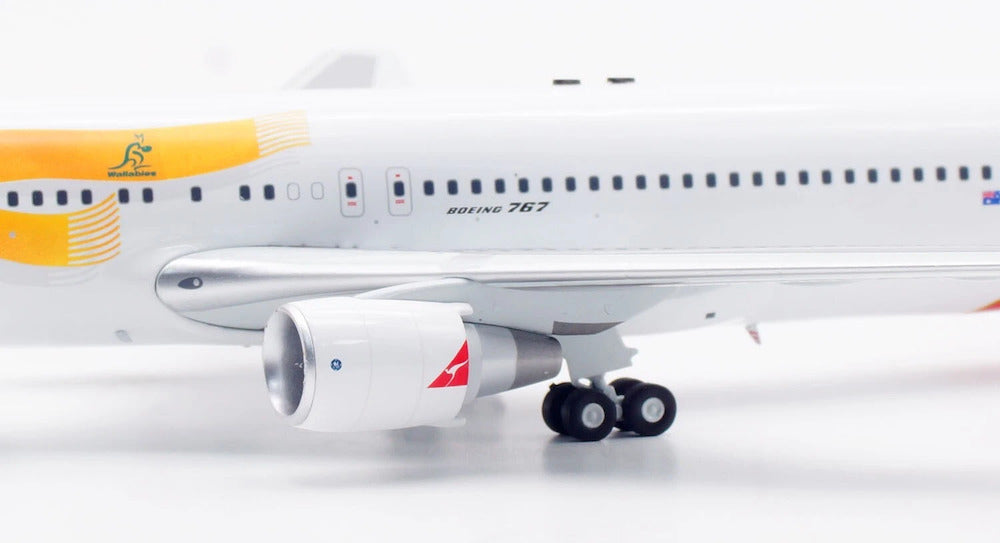 INFLIGHT 200 B767-338/ER QANTAS REG: VH-OGL