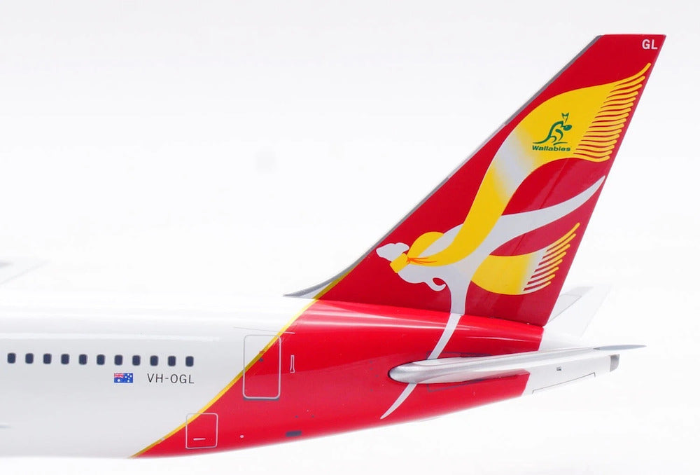 INFLIGHT 200 B767-338/ER QANTAS REG: VH-OGL