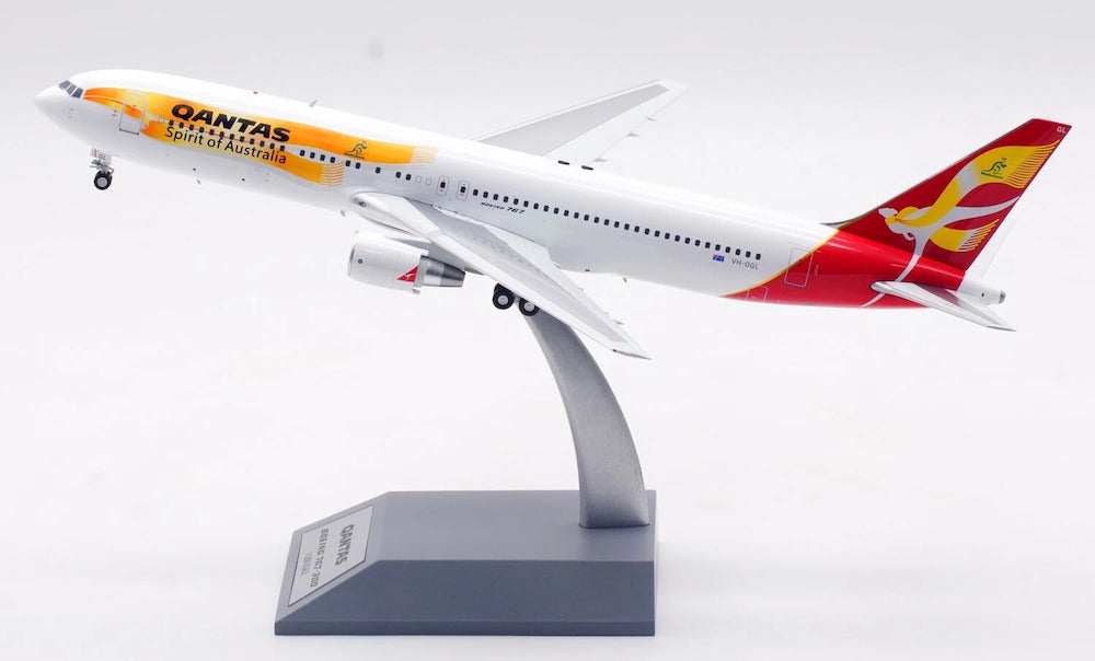 INFLIGHT 200 B767-338/ER QANTAS REG: VH-OGL