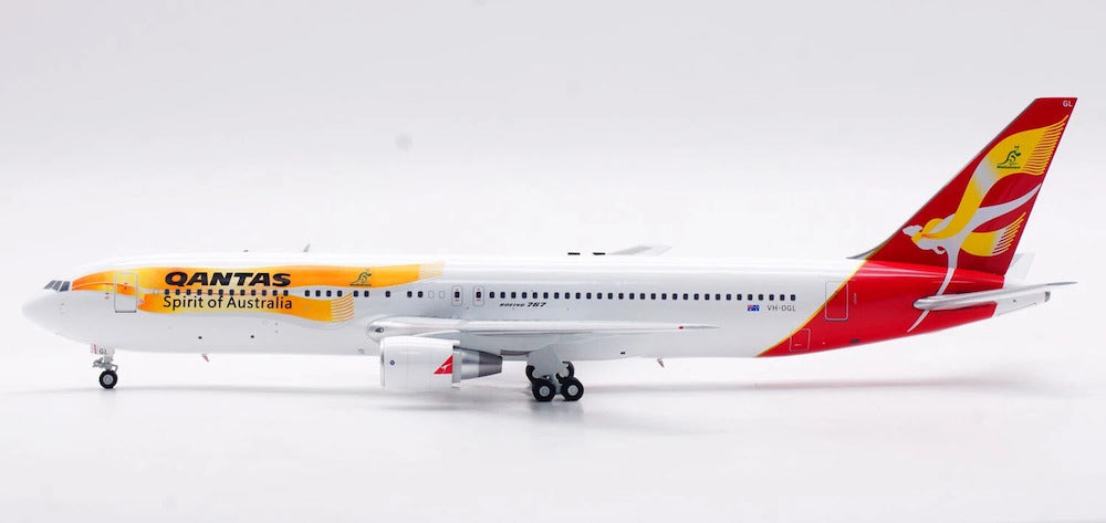INFLIGHT 200 B767-338/ER QANTAS REG: VH-OGL