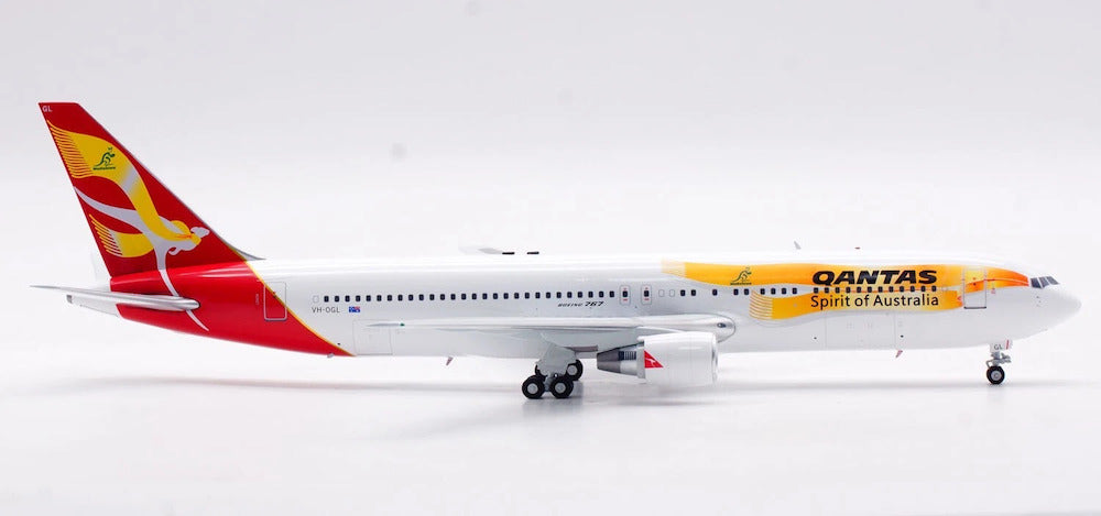 INFLIGHT 200 B767-338/ER QANTAS REG: VH-OGL