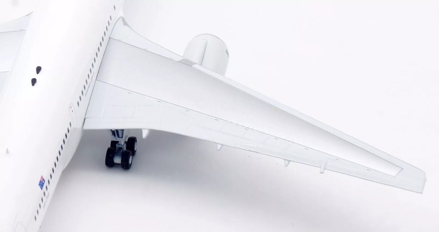 INFLIGHT 200 B767-336/ER QANTAS REG: VH-ZXA