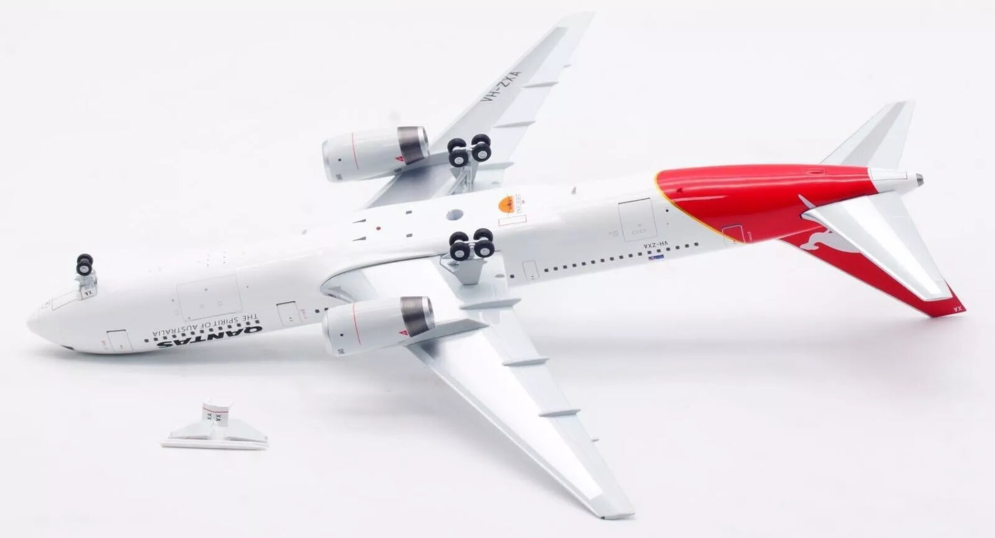 INFLIGHT 200 B767-336/ER QANTAS REG: VH-ZXA