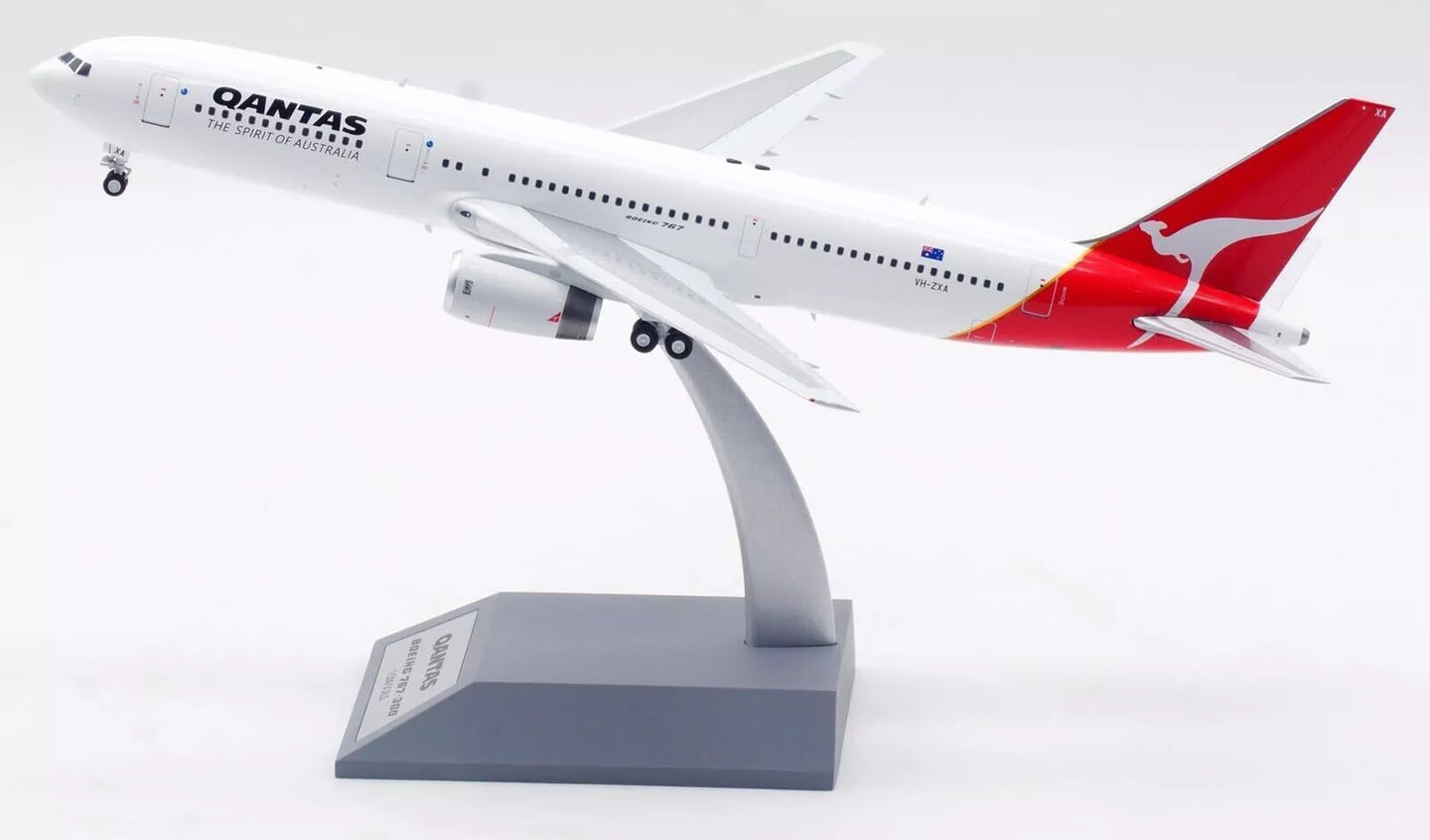 INFLIGHT 200 B767-336/ER QANTAS REG: VH-ZXA