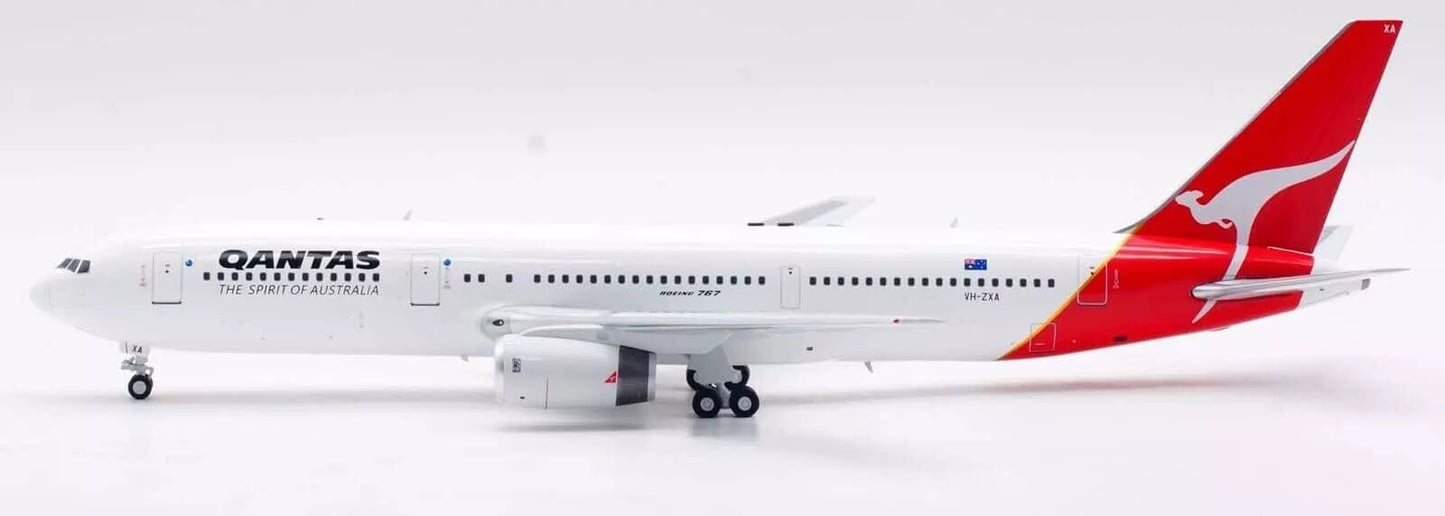 INFLIGHT 200 B767-336/ER QANTAS REG: VH-ZXA