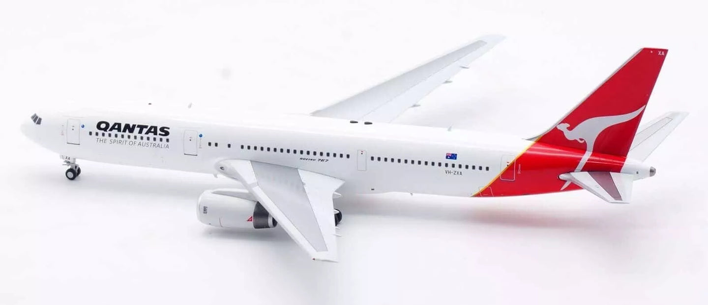 INFLIGHT 200 B767-336/ER QANTAS REG: VH-ZXA