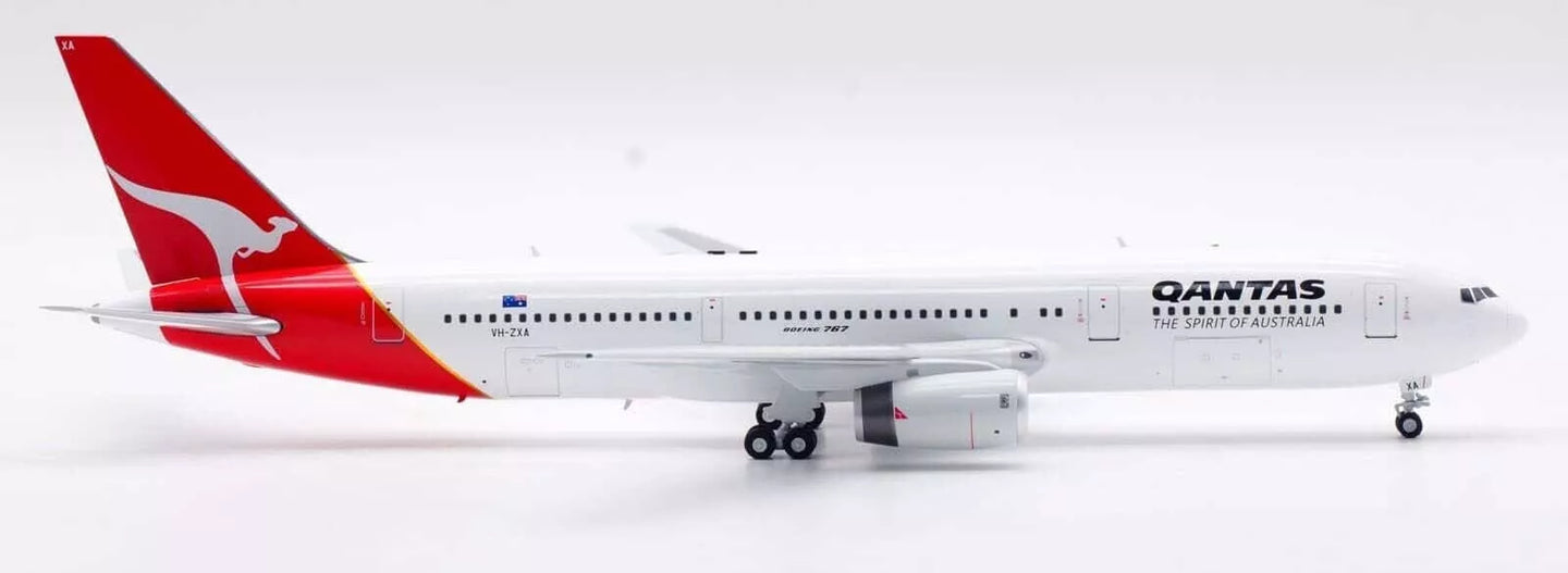 INFLIGHT 200 B767-336/ER QANTAS REG: VH-ZXA