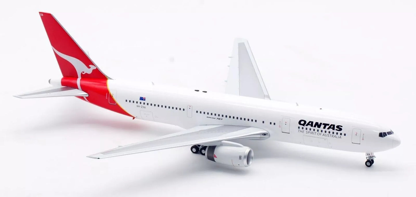 INFLIGHT 200 B767-336/ER QANTAS REG: VH-ZXA