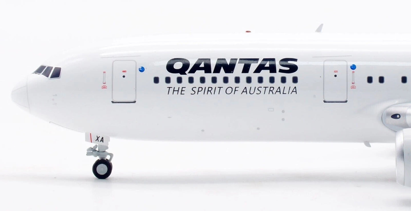 INFLIGHT 200 B767-336/ER QANTAS REG: VH-ZXA