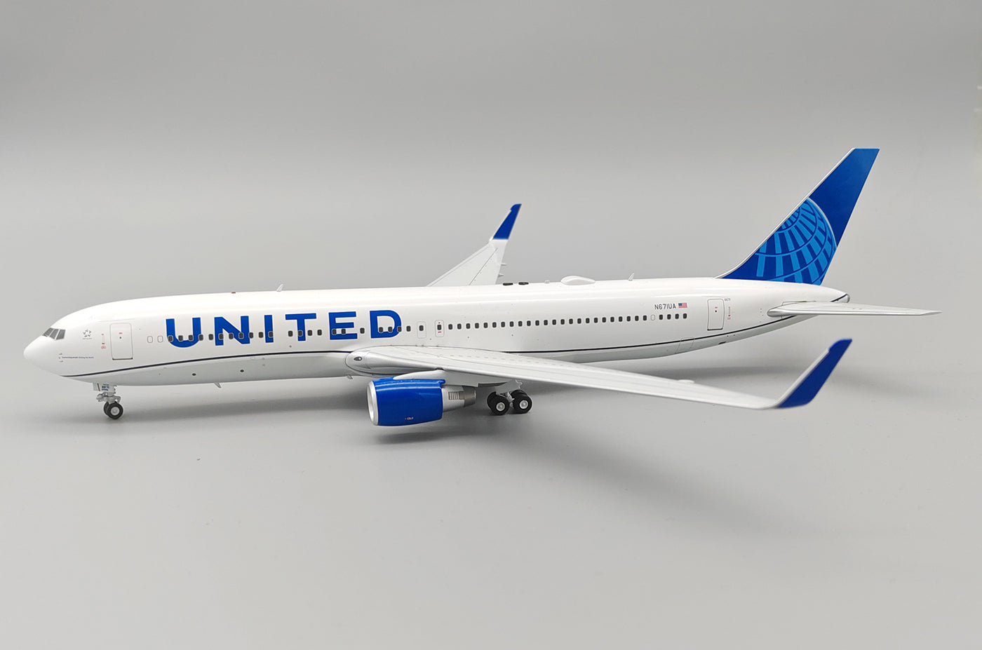 INFLIGHT 200 B767-300 UNITED REG: N671UA