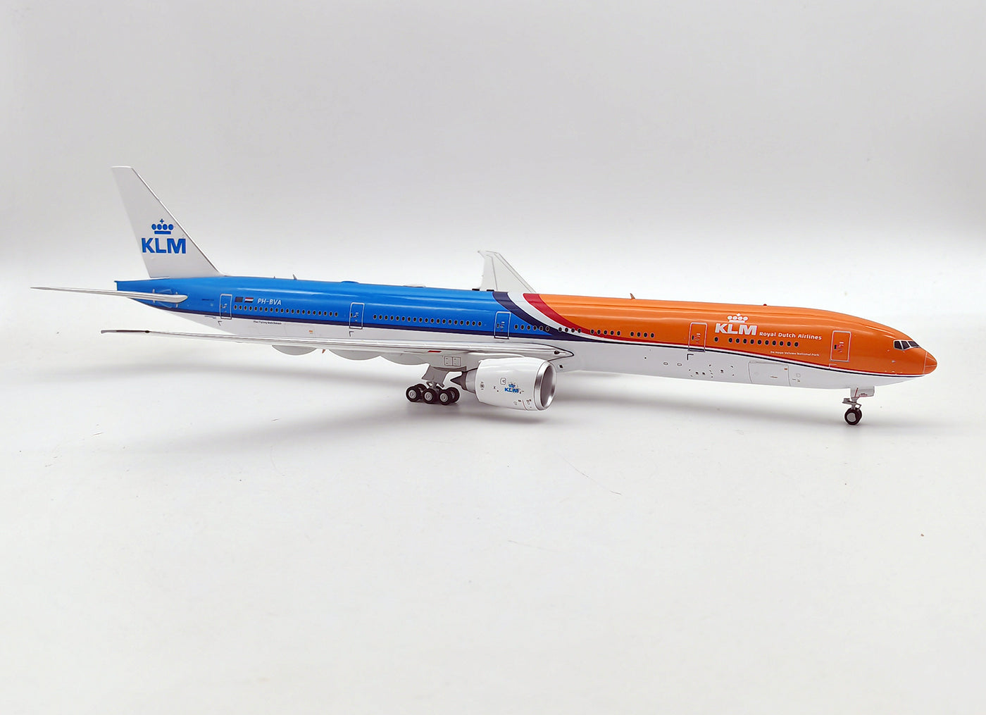 INFLIGHT 200 B777-306/ER ROYAL DUTCH AIRLINES REG: PH-BVA