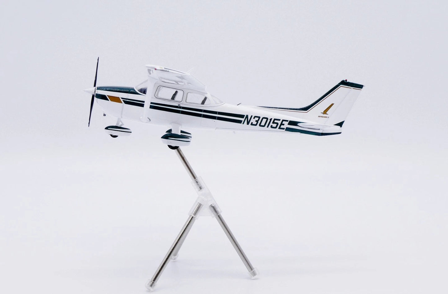 JC WINGS SKYHAWK II PRIVATE CESSNA 172 REG: N3015E