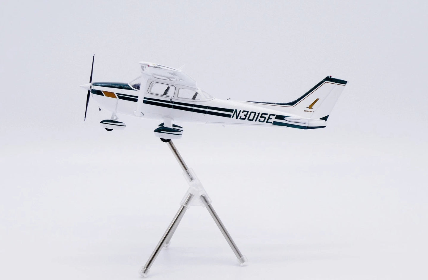 JC WINGS SKYHAWK II PRIVATE CESSNA 172 REG: N3015E