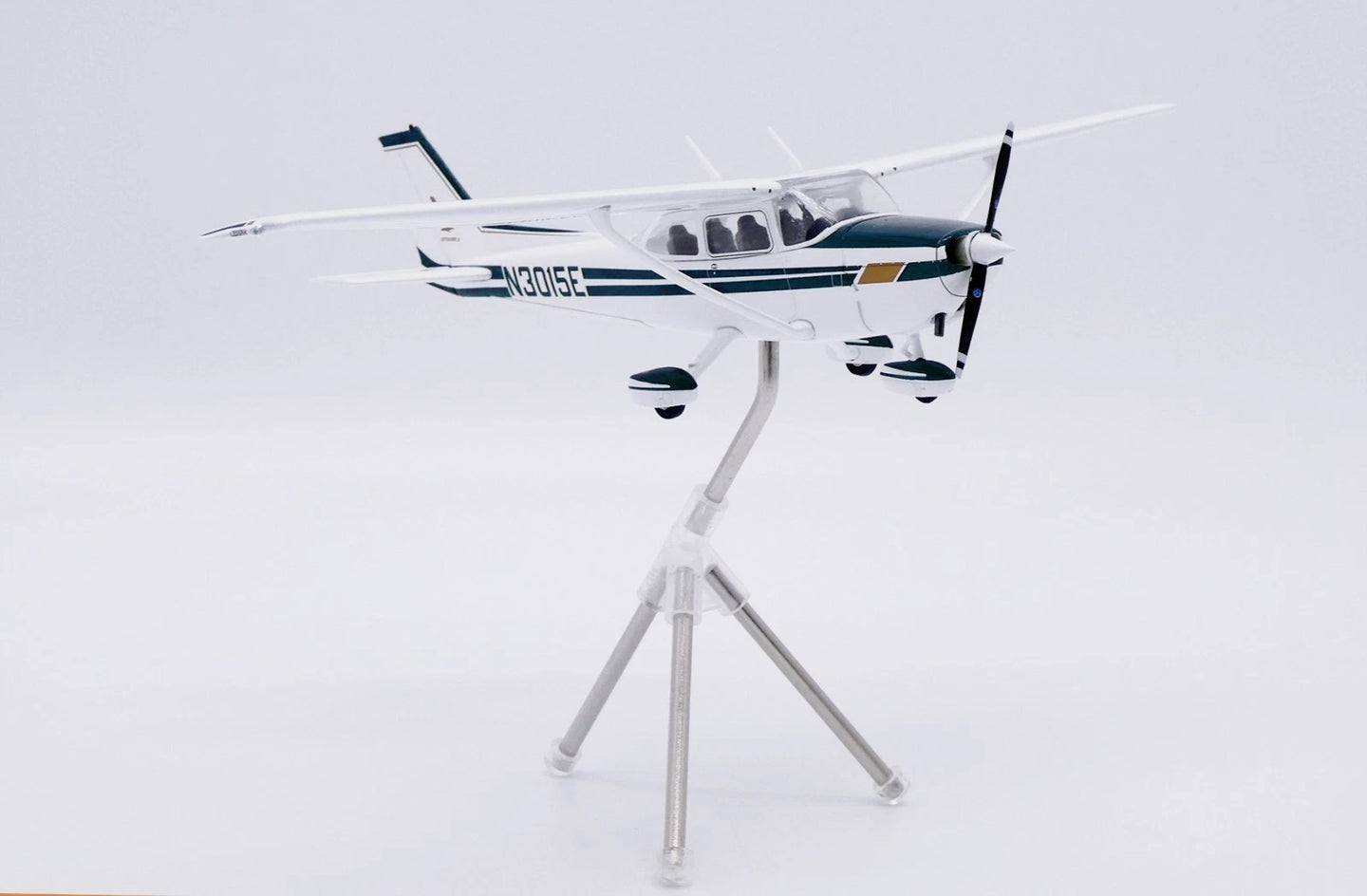 JC WINGS SKYHAWK II PRIVATE CESSNA 172 REG: N3015E