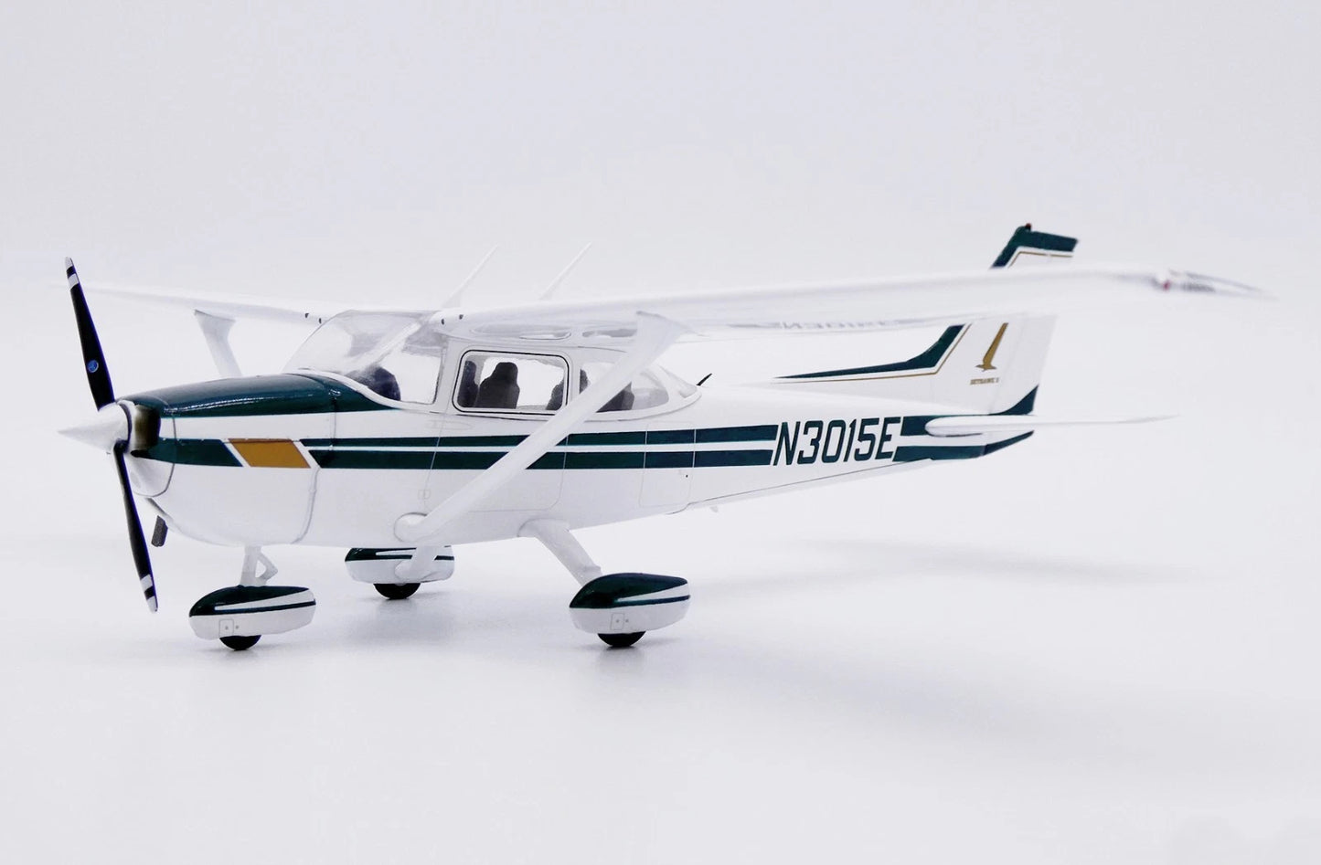 JC WINGS SKYHAWK II PRIVATE CESSNA 172 REG: N3015E