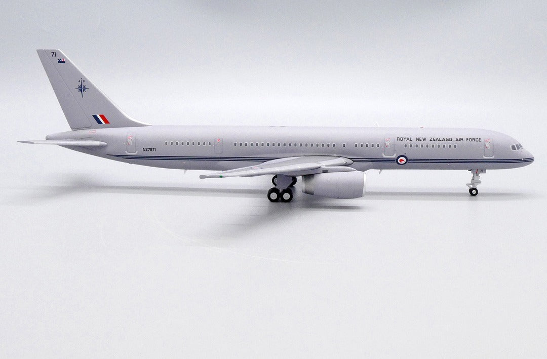JC WINGS B757-200 ROYAL NEW ZEALAND AIR FORCE REG: NZ7571
