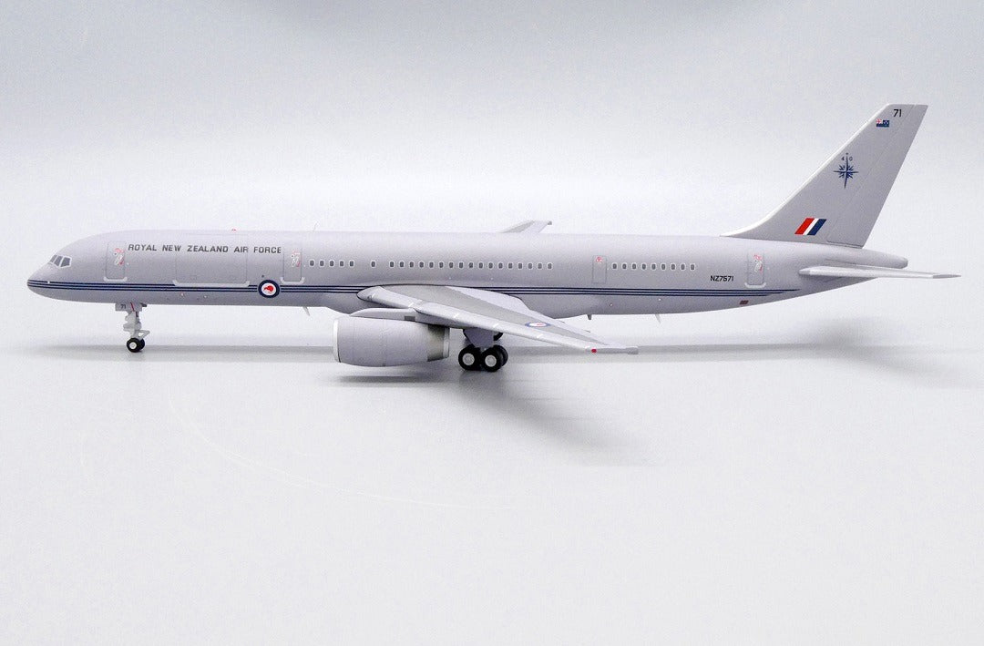 JC WINGS B757-200 ROYAL NEW ZEALAND AIR FORCE REG: NZ7571