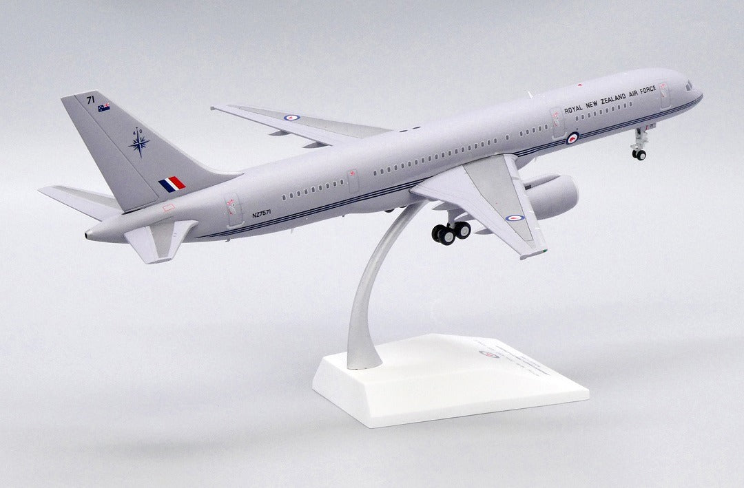 JC WINGS B757-200 ROYAL NEW ZEALAND AIR FORCE REG: NZ7571