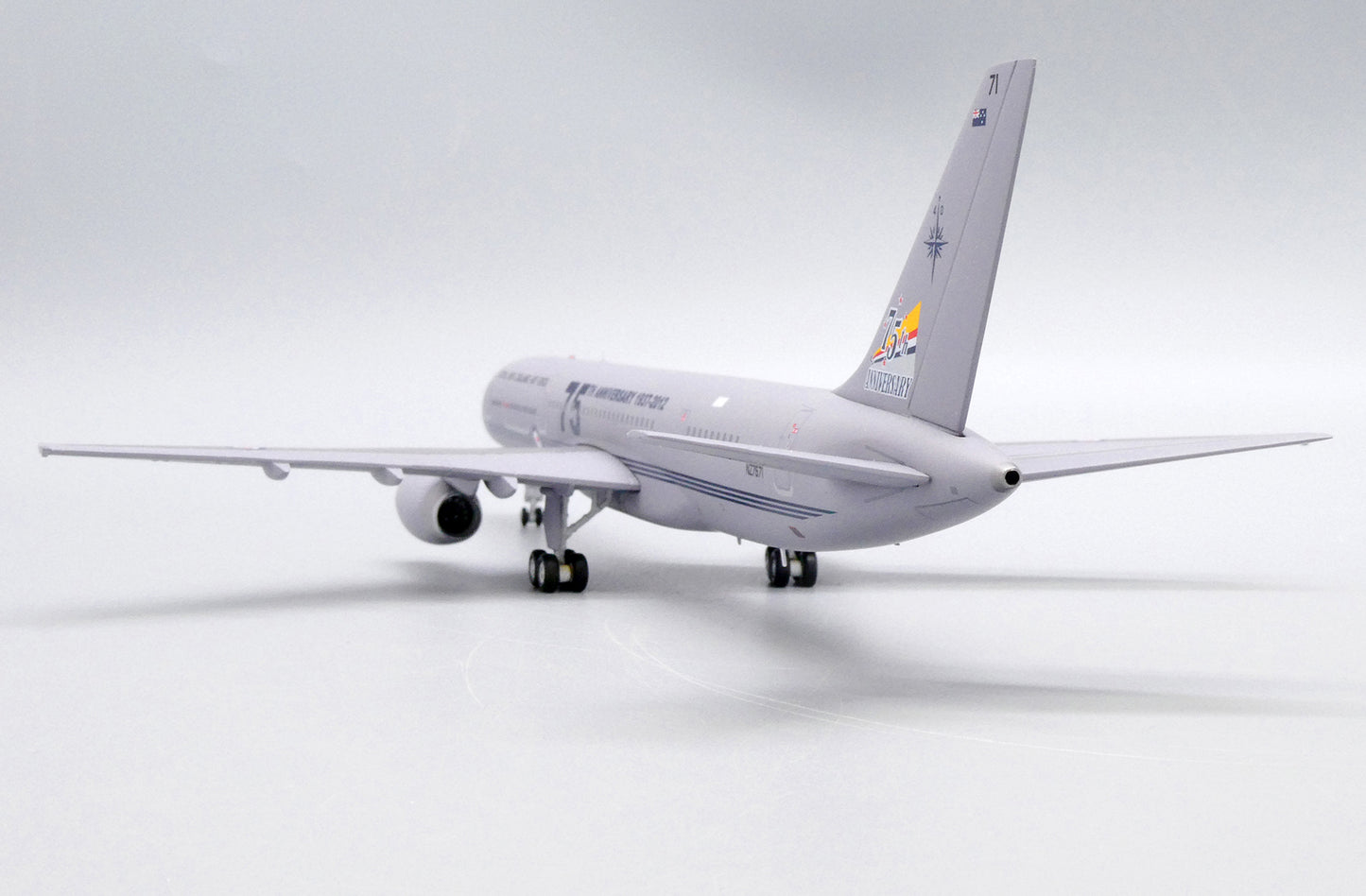 JC WINGS B757-200 ROYAL NEW ZEALAND AIR FORCE "75TH ANNIVERSARY" REG: NZ7571