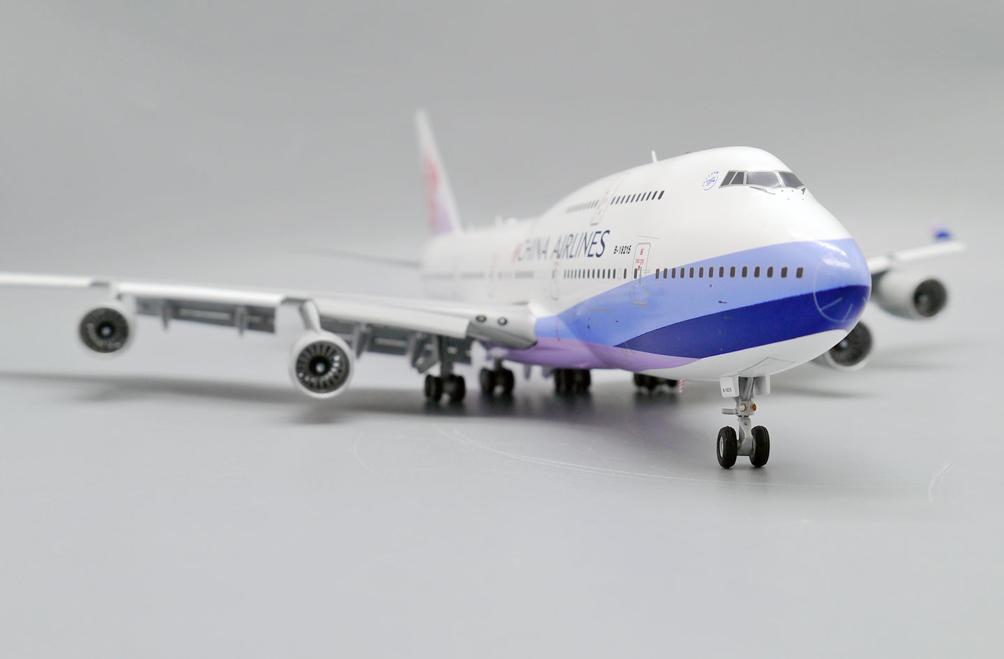 JC WINGS B747-400 CHINA AIRLINES (FLAPS DOWN) REG: B-18215
